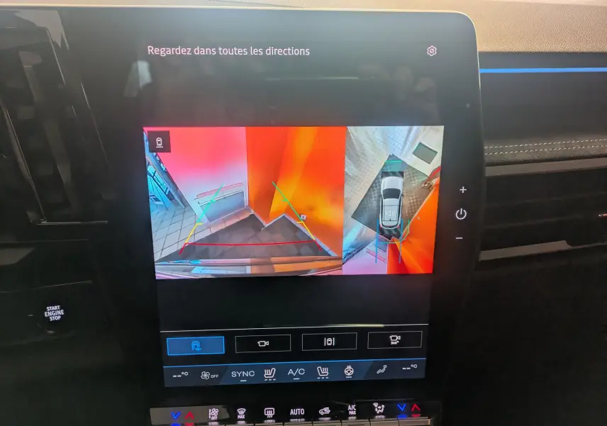 Écran tactile intérieur du Renault Austral Ph.2 noir montrant la caméra 360° et l'aide au stationnement.