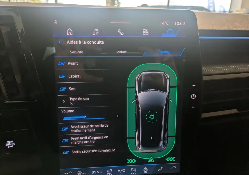 Écran tactile intérieur du Renault Austral Ph.2 noir montrant les aides au parking et alertes de sécurité.