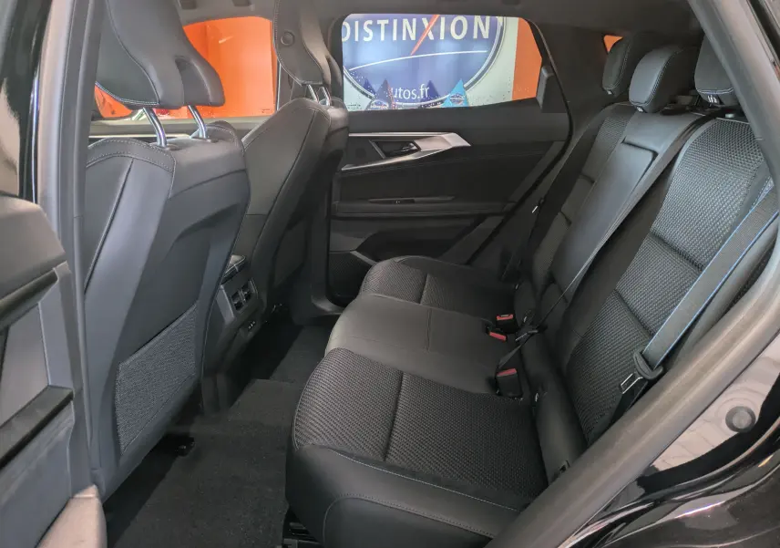 Vue côté droit de la banquette arrière noire en tissu et cuir du Renault Austral Ph.2 E-TECH 200 Esprit Alpine 2025.