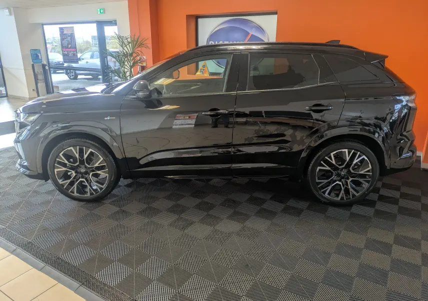 Renault Austral Ph.2 E-TECH noir en vue profil côté gauche dans un showroom avec jantes alliage 20 pouces.