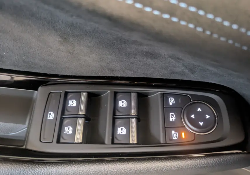 Panneau de commandes des vitres et rétroviseurs côté gauche intérieur du Renault Austral Ph.2 noir avec surpiqûres blanches.