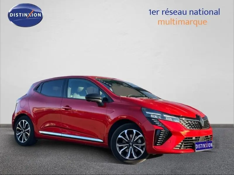 Renault Clio 1.6 E-Tech rouge flamme vue 3/4 avant droit avec jantes alliage et calandre marquée.