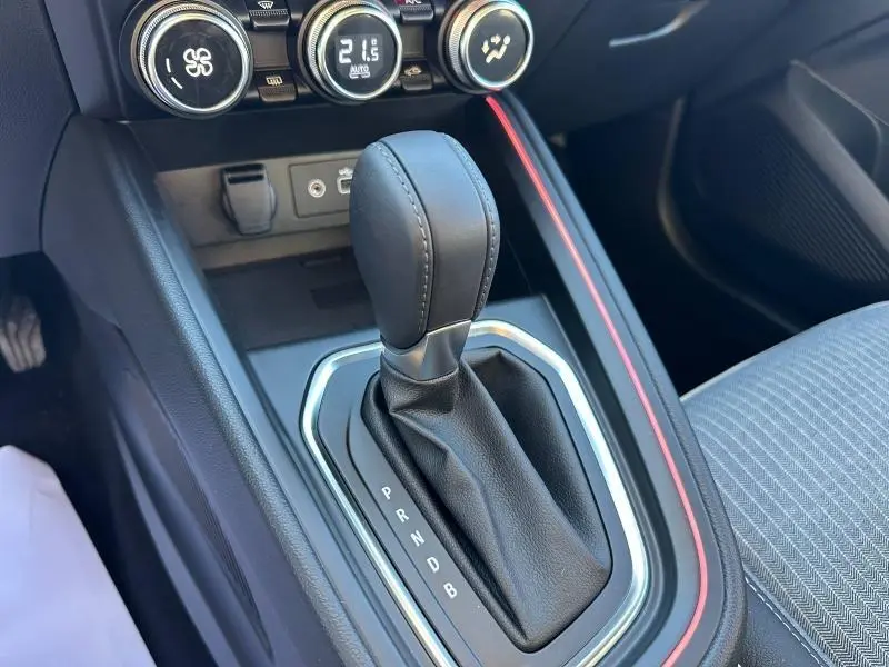 Gros plan sur la console centrale de la Renault Clio 2025 avec levier de boîte auto et détails de la climatisation.