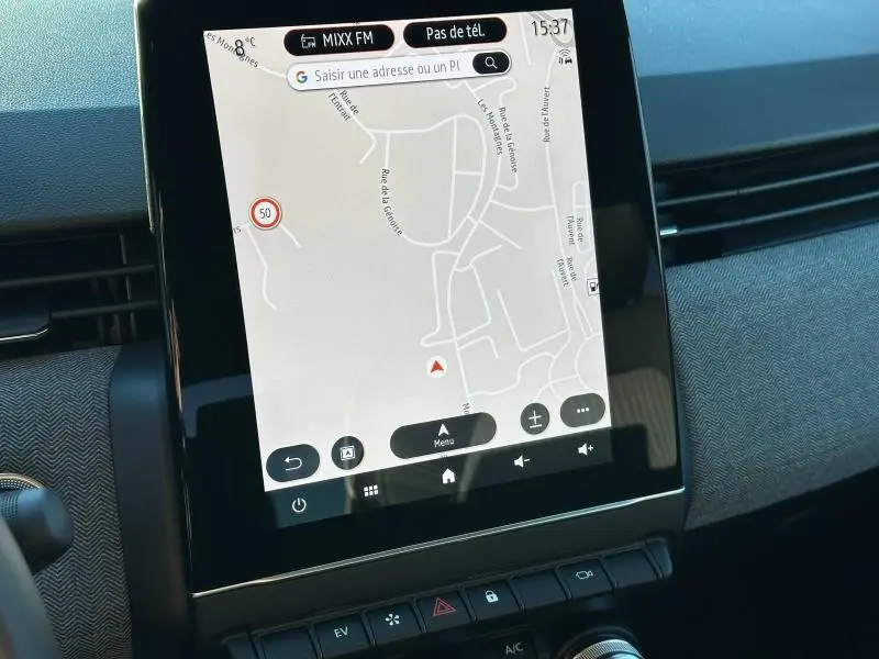 Écran tactile central affichant la navigation GPS dans l'habitacle de la Renault Clio 1.6 E-Tech Rouge Flamme, vue de face.