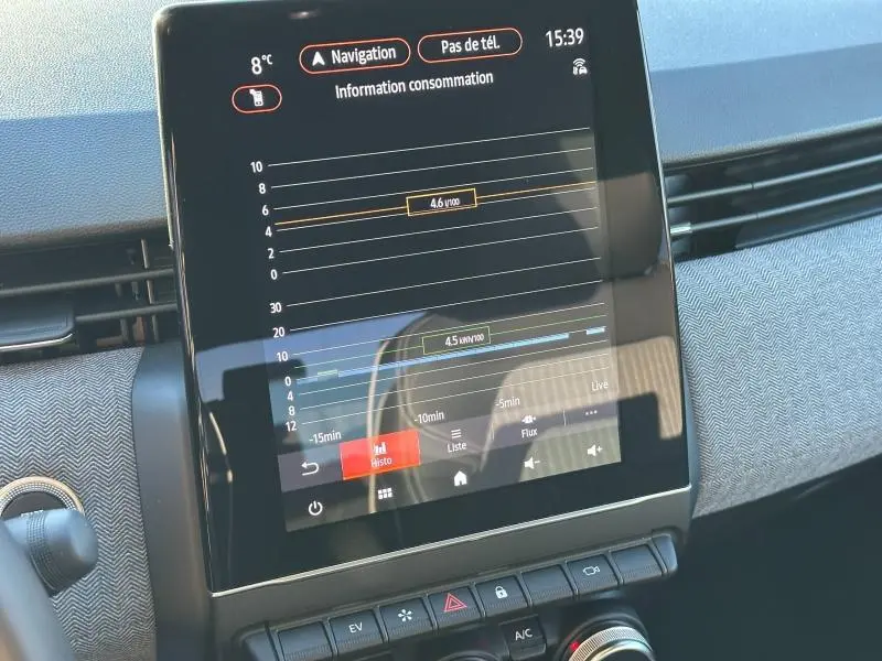 Écran central tactile de la Renault Clio 1.6 E-Tech 145ch full hybrid Techno affichant la consommation, intérieur gris.