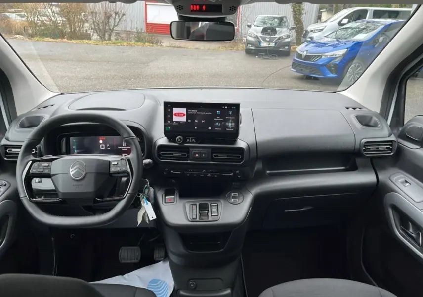 Vue intérieure avant du Citroën Berlingo Kaolin white 2026, tableau de bord moderne avec écran tactile central.