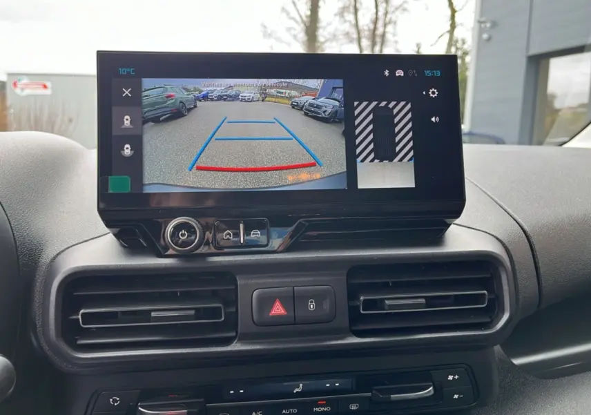 Vue rapprochée de l’écran central affichant la caméra de recul du Citroën Berlingo Kaolin White 2026.