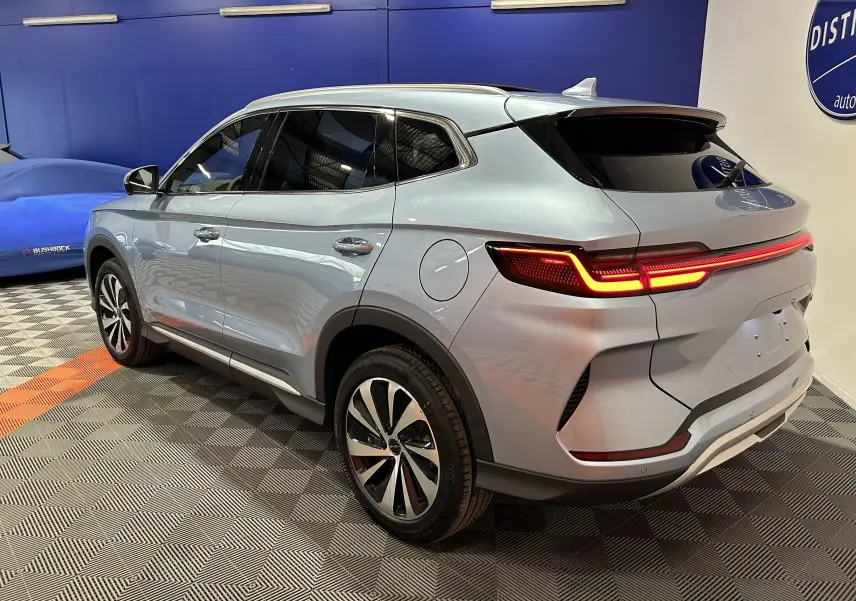 Vue 3/4 arrière droite du BYD SEAL U hybride rechargeable en couleur Tian Qing Metal avec feux arrière LED allumés.