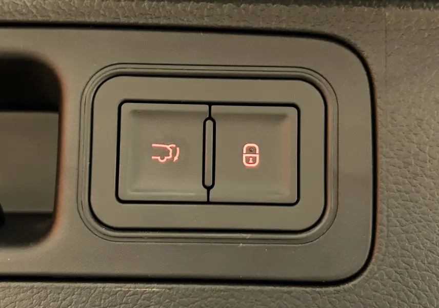 Boutons lumineux de commande du hayon électrique et du verrouillage central dans l'habitacle du BYD SEAL U 2025.