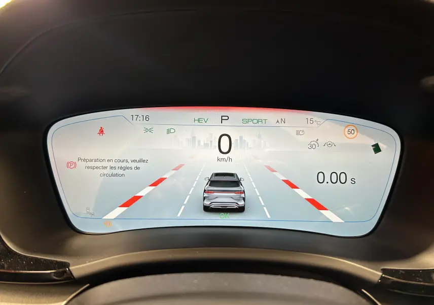 Tableau de bord numérique du BYD SEAL U affichant la vitesse à 0 km/h et l'alerte de préparation au démarrage.