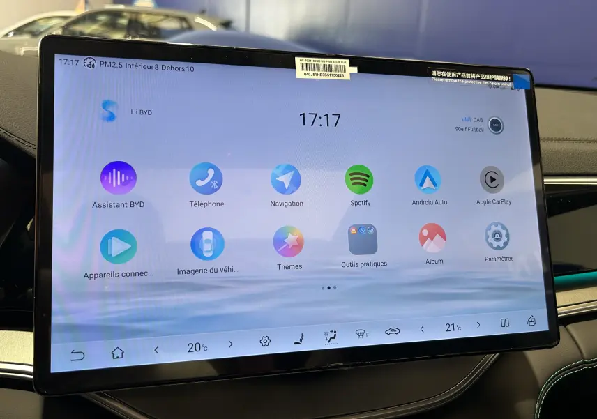 Écran tactile central du BYD SEAL U 2025 affichant les applications de navigation, musique et connectivité.