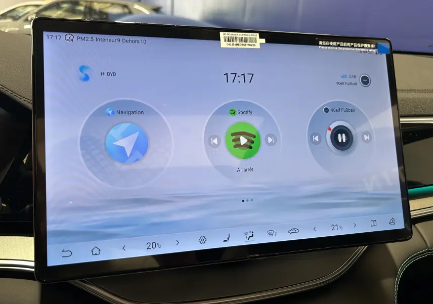 Écran tactile central du tableau de bord du BYD SEAL U 2025, affichant navigation, Spotify et radio.