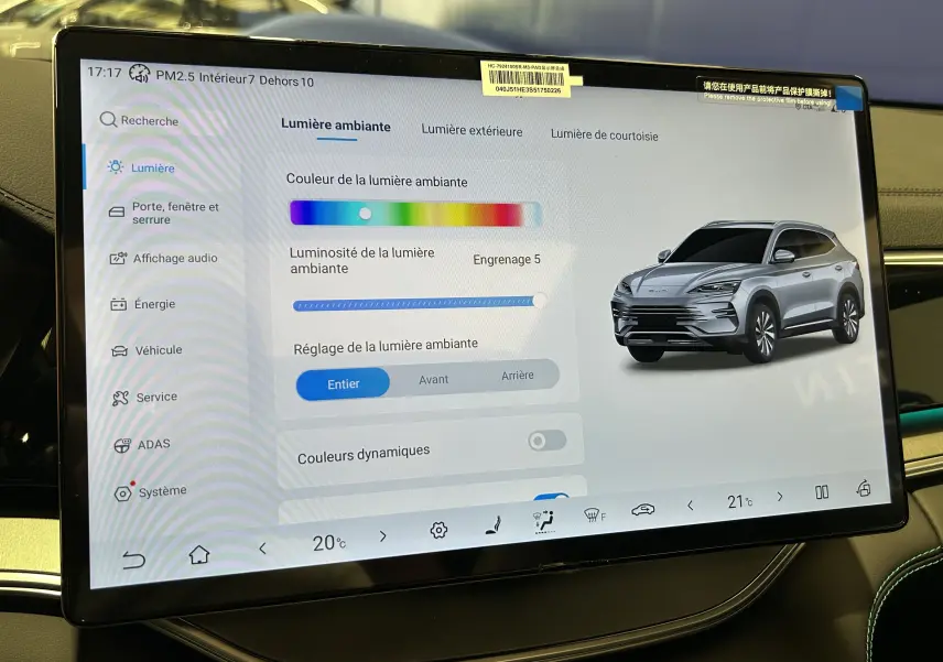 Écran tactile intérieur montrant les réglages de lumière ambiante avec une image 3/4 avant grise du BYD SEAL U.