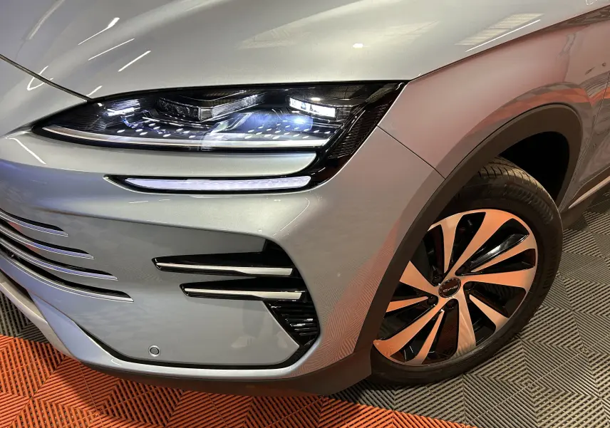 Gros plan sur l'avant droit du BYD SEAL U gris Tian Qing Metal, mettant en valeur le phare LED et la jante stylisée.