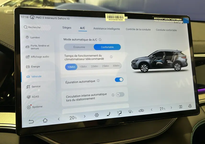 Écran tactile intérieur montrant les réglages de climatisation du BYD SEAL U avec illustration latérale du véhicule gris.