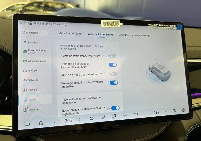 Écran tactile intérieur du BYD SEAL U affichant les réglages d’assistance à la sécurité et reconnaissance des panneaux.