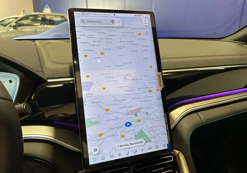 Vue intérieure du tableau de bord BYD SEAL U 2025 avec grand écran tactile vertical affichant une carte de navigation.