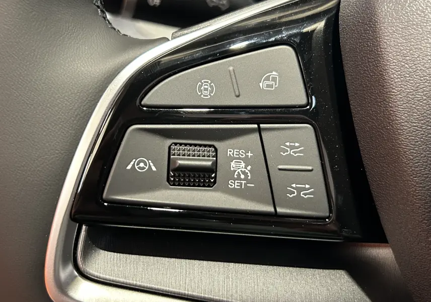 Détail des commandes d’aide à la conduite sur la porte intérieure côté conducteur du BYD SEAL U 2025.