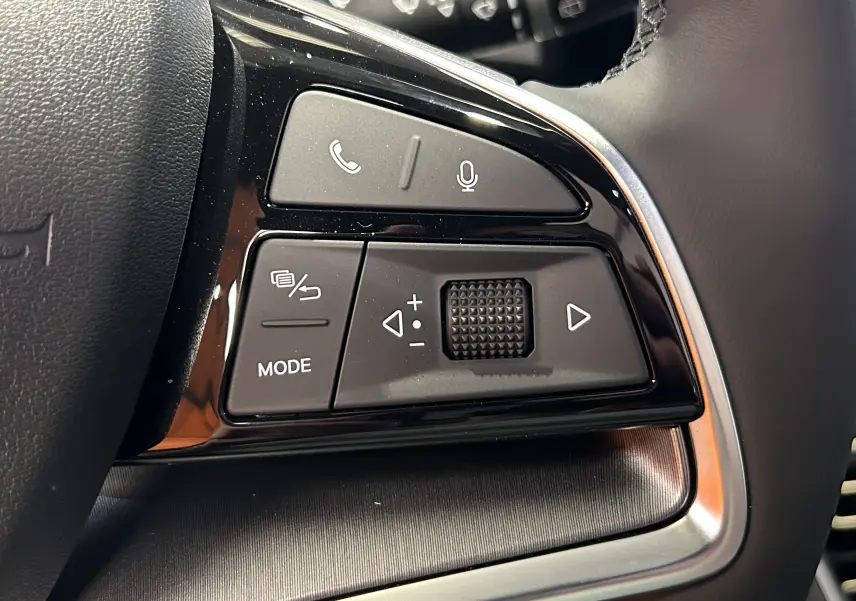 Gros plan sur les commandes multifonctions noires du volant du BYD SEAL U, avec finition brillante et boutons tactiles.