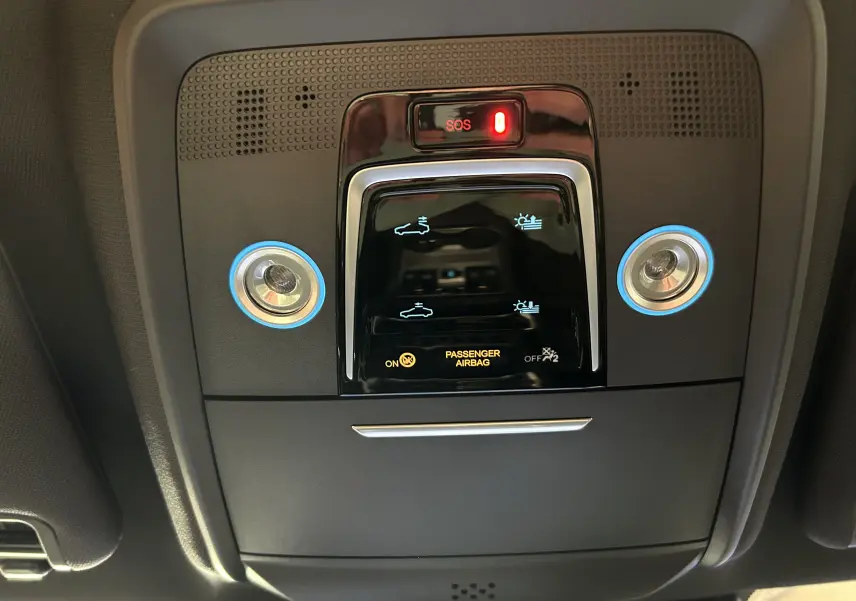 Vue intérieure du plafonnier noir avec commandes tactiles et éclairage bleu du BYD SEAL U 2025.