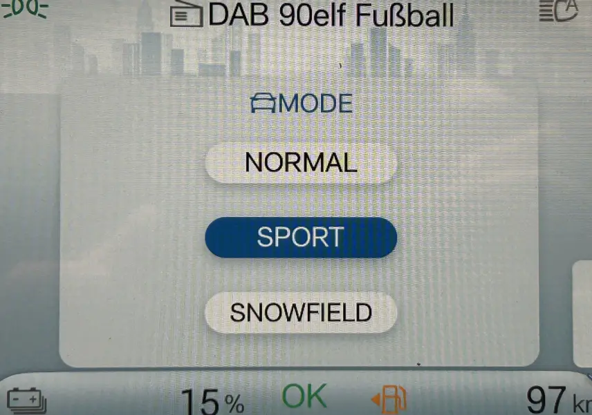 Écran de sélection du mode de conduite Sport sur le tableau de bord du BYD SEAL U hybride rechargeable.