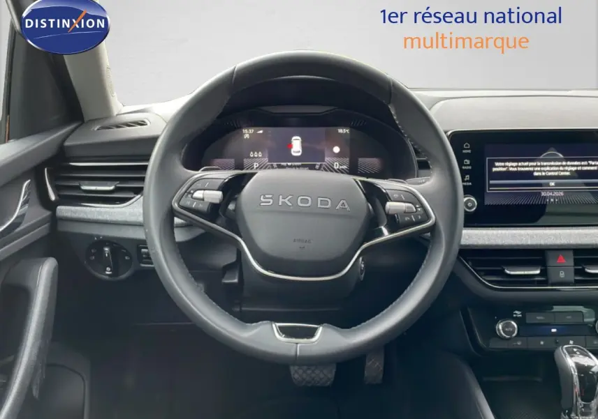 Vue intérieure centrée sur le volant SKODA du KAMIQ 2025 avec tableau de bord digital et écran tactile.