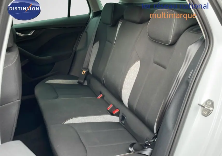 Vue intérieure côté droit des sièges arrière en tissu noir et gris du Skoda Kamiq blanc glacier 2025.