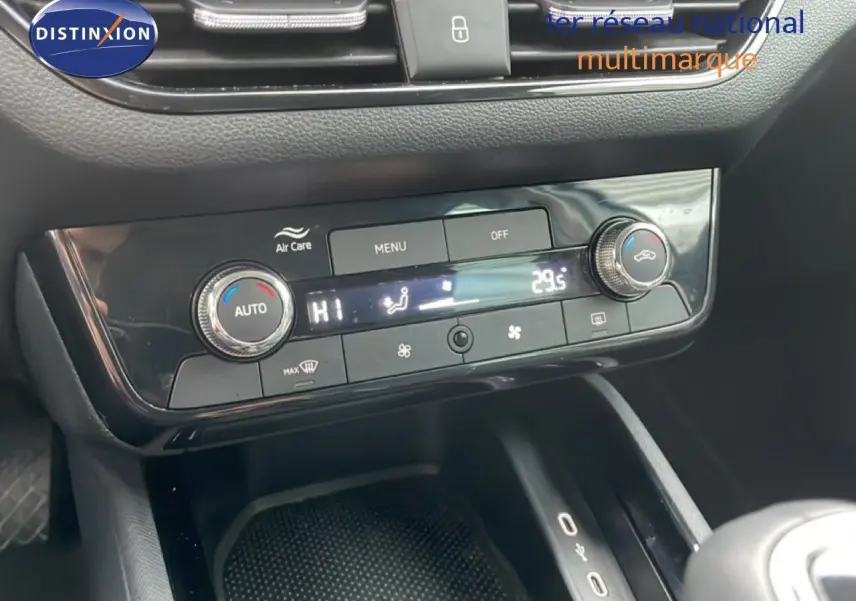Détail de la console centrale noire du Skoda Kamiq 2025, mettant en valeur la climatisation automatique et les commandes digitales.