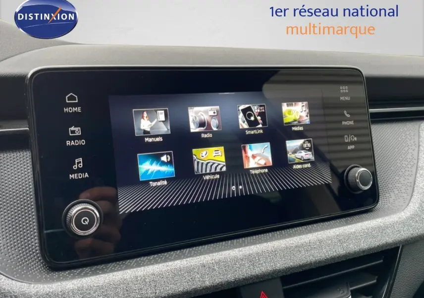 Écran tactile central du Skoda Kamiq 2025 montrant les menus multimédias et aides à la conduite.