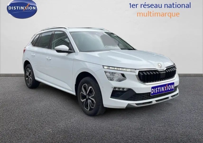SUV Skoda Kamiq blanc glacier vu en 3/4 avant droit avec calandre noire et jantes alliage distinctives.
