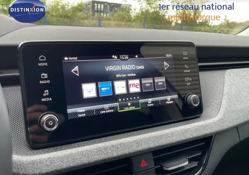 Vue rapprochée de l’écran tactile central du Skoda Kamiq blanc glacier 2025 affichant la radio Virgin Radio.