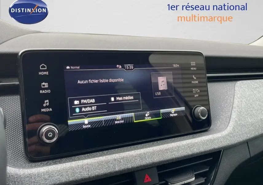 Écran tactile central du tableau de bord du Skoda Kamiq blanc glacier, affichant les options multimédias USB et Bluetooth.