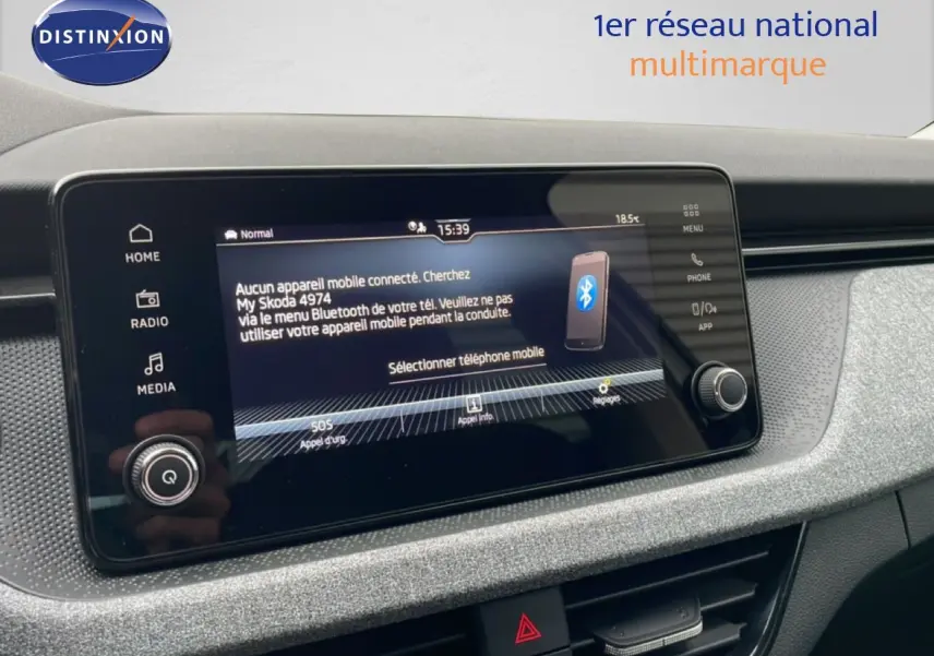 Écran tactile central du tableau de bord du Skoda Kamiq blanc glacier, affichant le menu Bluetooth et les commandes multimédia.
