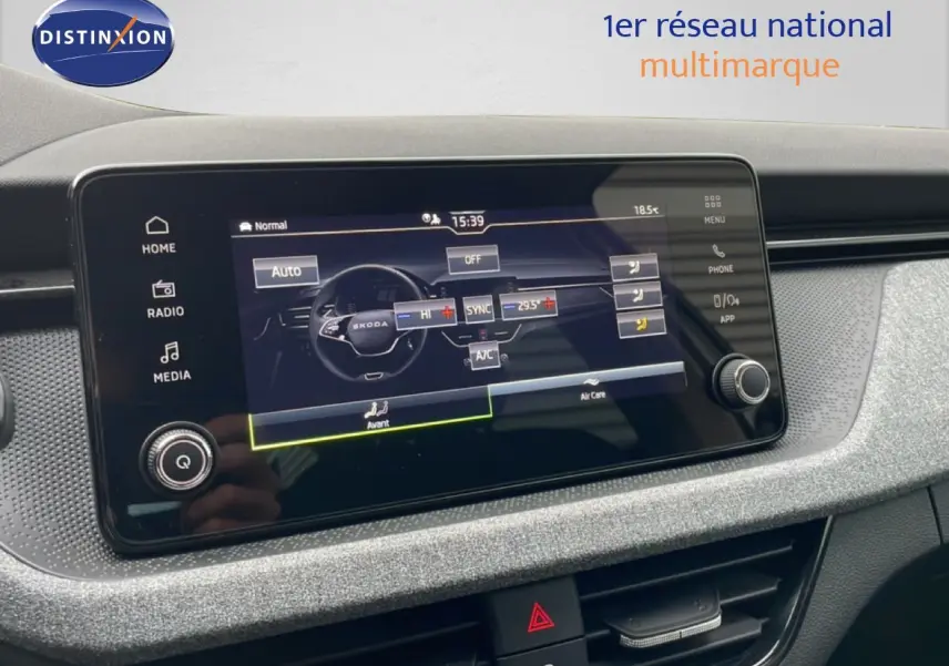 Écran tactile central du Skoda Kamiq 2025 montrant les réglages de climatisation, avec tableau de bord gris texturé.