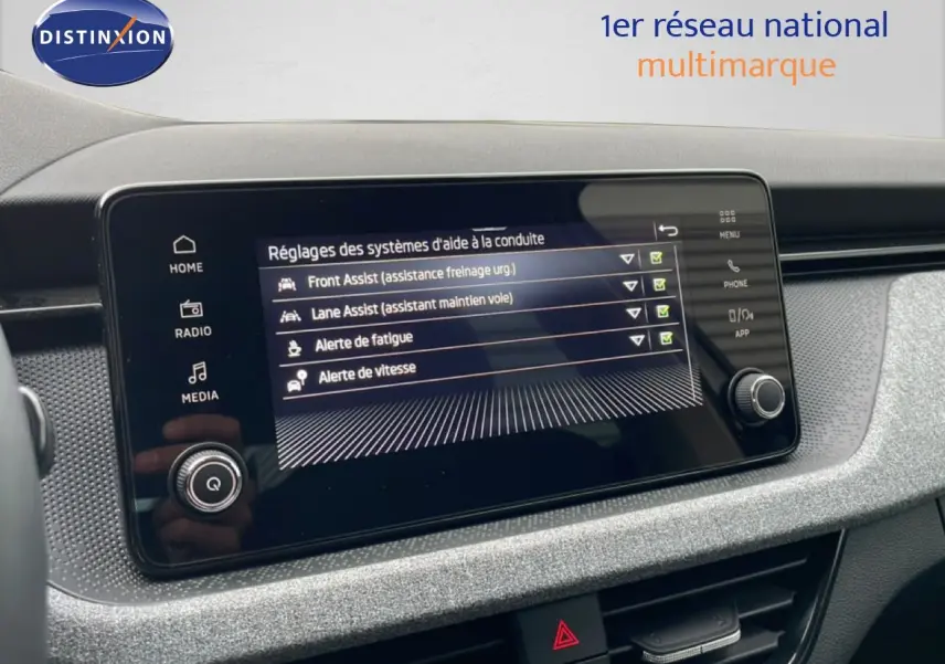 Écran tactile central du Skoda Kamiq 2025 montrant les réglages d’aide à la conduite dans un intérieur noir.