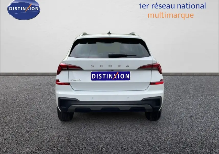 Vue arrière d’un Skoda Kamiq blanc glacier 2025 avec feux arrière LED et logo distinctif sur fond neutre.