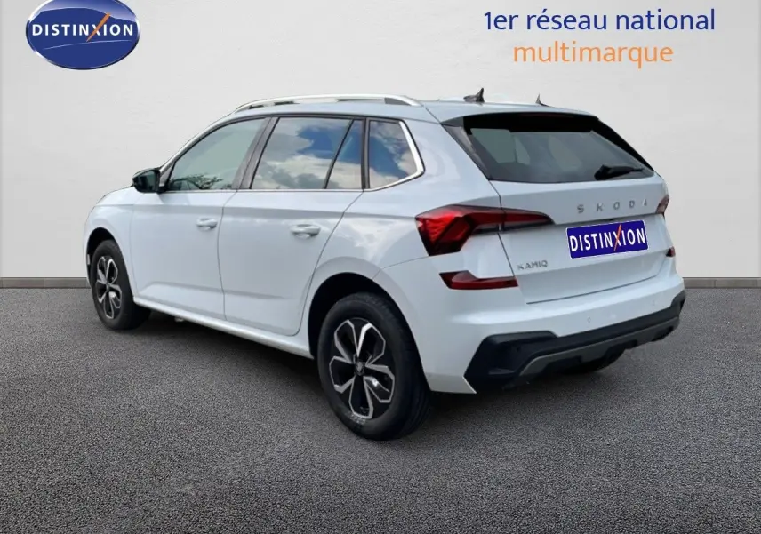 Vue 3/4 arrière droite d’un Skoda Kamiq blanc glacier 2025 avec jantes alliage et feux arrière LED distinctifs.