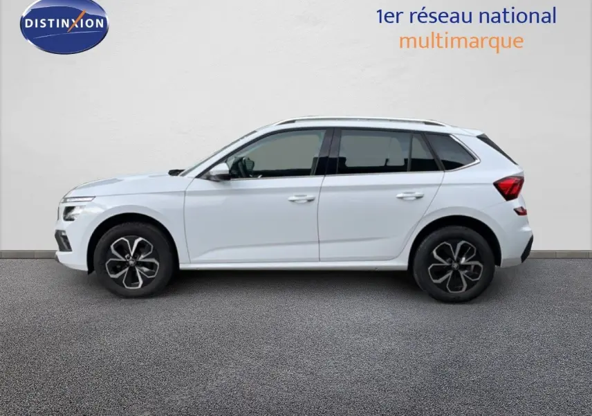 Vue latérale droite d'un Skoda Kamiq blanc glacier 2025 avec jantes noires et toit ouvrant.