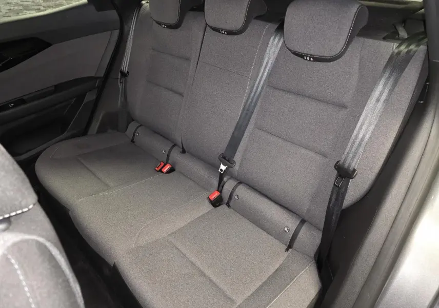 Vue intérieure de la banquette arrière en tissu gris foncé du Renault Austral 2024, avec ceintures de sécurité visibles.