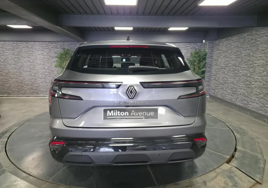 Vue arrière d’un Renault Austral gris schiste 2024 avec feux LED horizontaux et logo central lumineux.