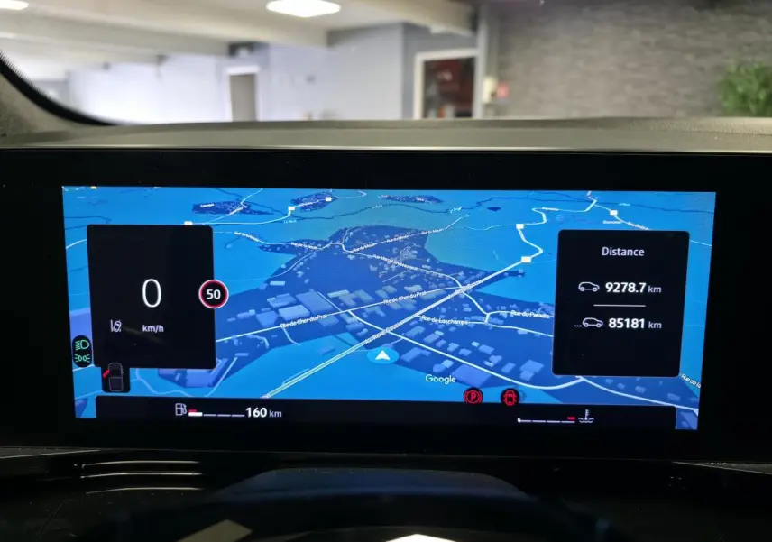 Vue intérieure du tableau de bord numérique du Renault Austral 2024 avec navigation Google Maps affichée en mode nuit.