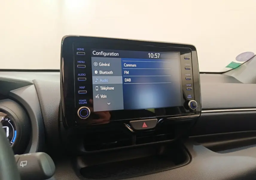 Écran tactile central de la Toyota Yaris Hybride 116h Design 2023, affichant le menu de configuration audio.