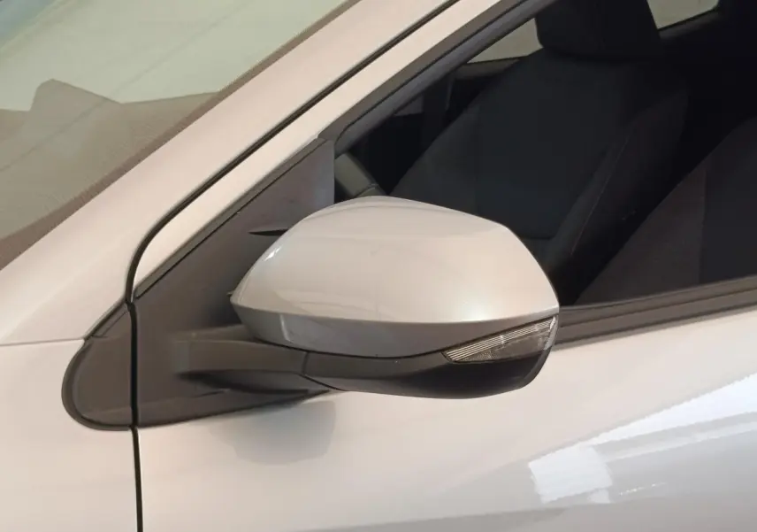 Rétroviseur droit gris clair de la Toyota Yaris Hybride 116h Design 2023, vue rapprochée côté conducteur.