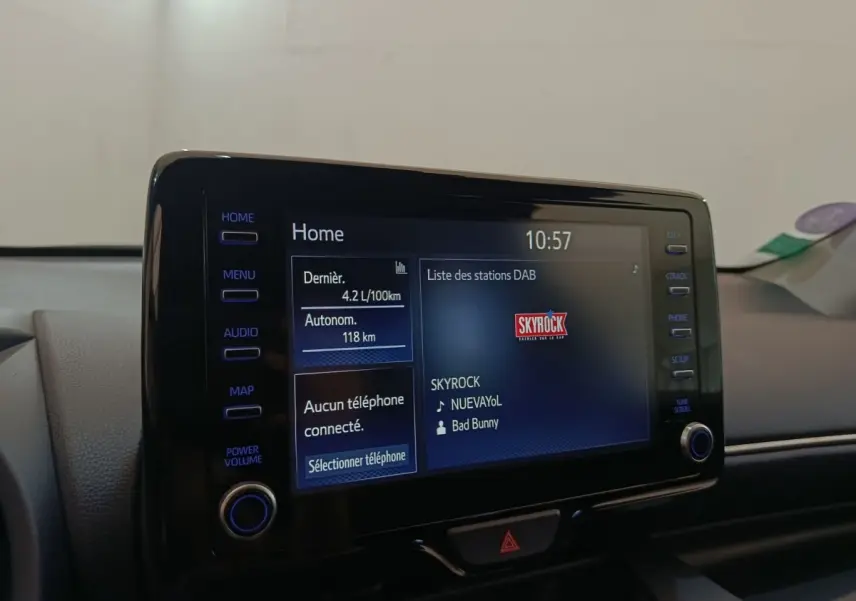 Écran tactile central de la Toyota Yaris hybride 2023 affichant une station radio, vue intérieure rapprochée.