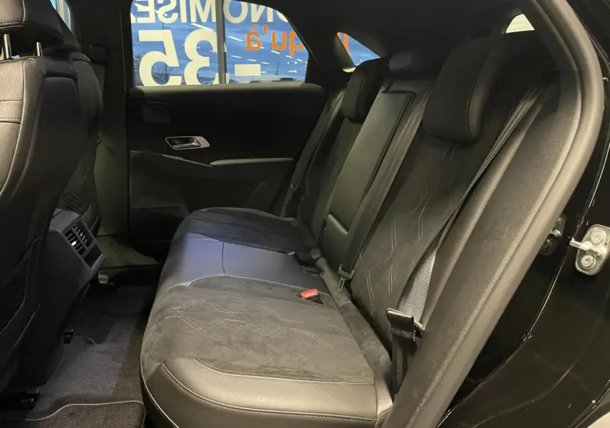 Vue latérale droite de la banquette arrière en Alcantara noir profond du DS7 Crossback avec ceintures de sécurité visibles.
