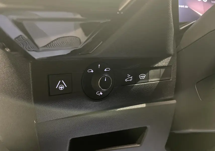 Gros plan sur les commandes latérales du tableau de bord du DS7 Crossback noir métallisé, version 2026.