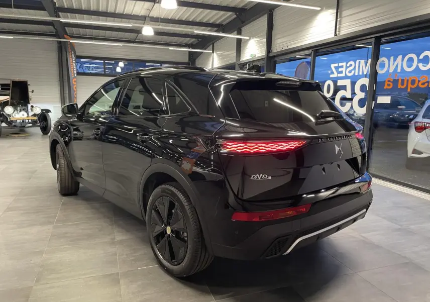 Vue 3/4 arrière droite du DS7 Crossback noir métallisé avec feux arrière LED 3D et jantes alliage 19 pouces.