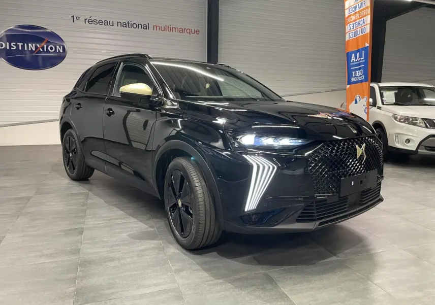 DS7 Crossback noir métallisé en 3/4 avant droit, avec calandre DS Wings et feux LED verticaux allumés.