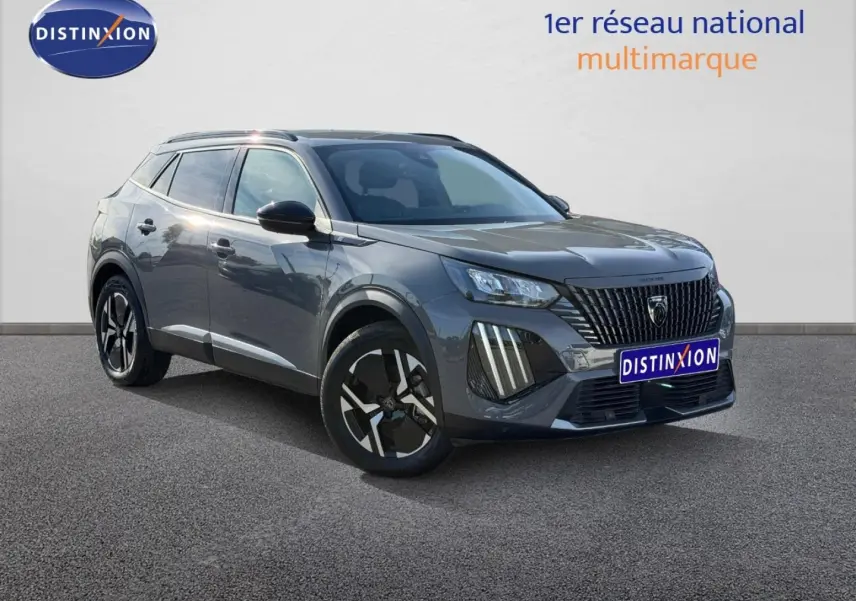 Peugeot e-2008 gris Artense en 3/4 avant droit, SUV électrique avec jantes alu et barres de toit visibles.