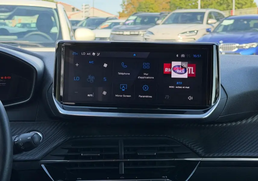 Vue intérieure centrée sur l'écran tactile multifonction du tableau de bord du Peugeot e-2008 gris Artense.
